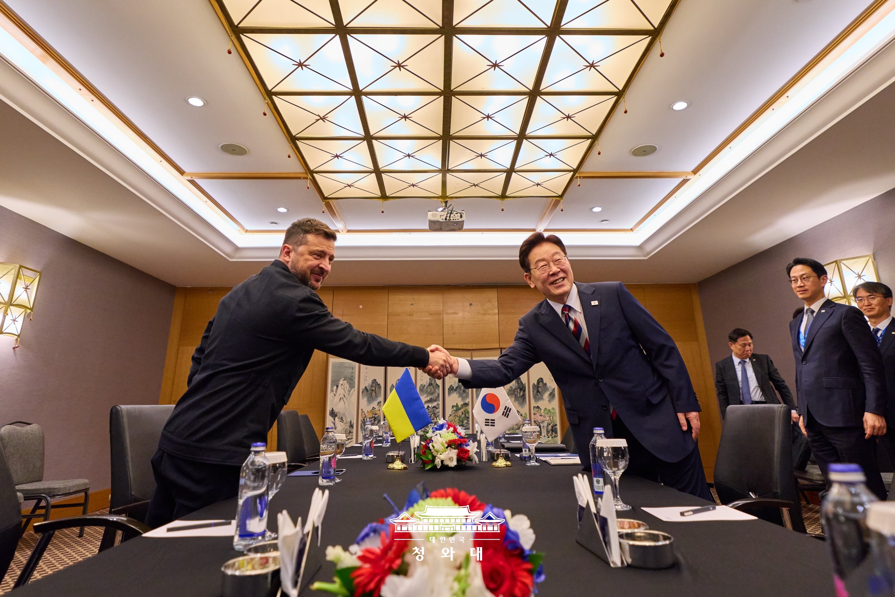 首脳会談を前にウクライナのウォロディミル・ゼレンスキー大統領と握手を交わす李大統領＝８日（現地時間）、アンカラ、大韓民国 青瓦台