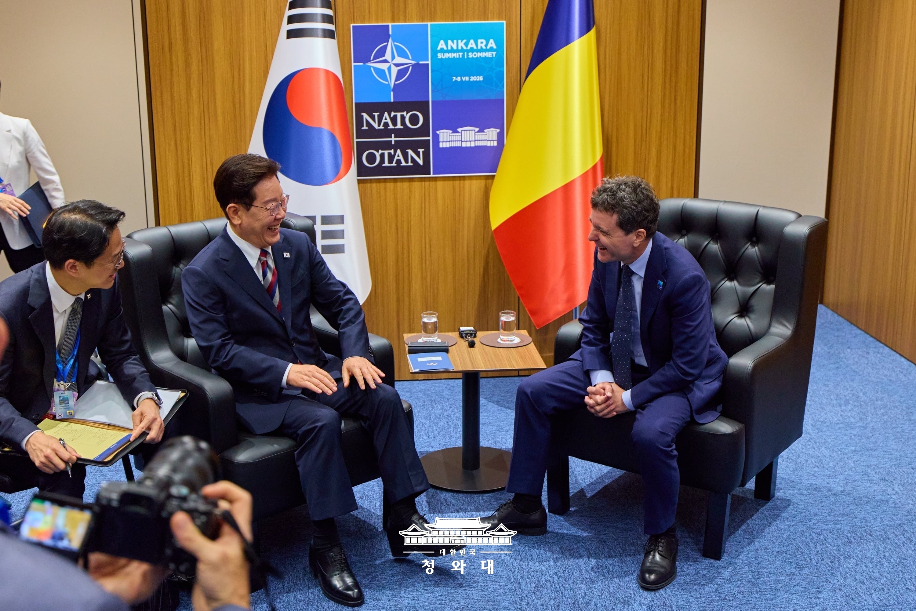 ルーマニアのニクショル・ダン大統領とＮＡＴＯ首脳会議場で首脳会談を行う李大統領＝８日（現地時間）、アンカラ、大韓民国 青瓦台