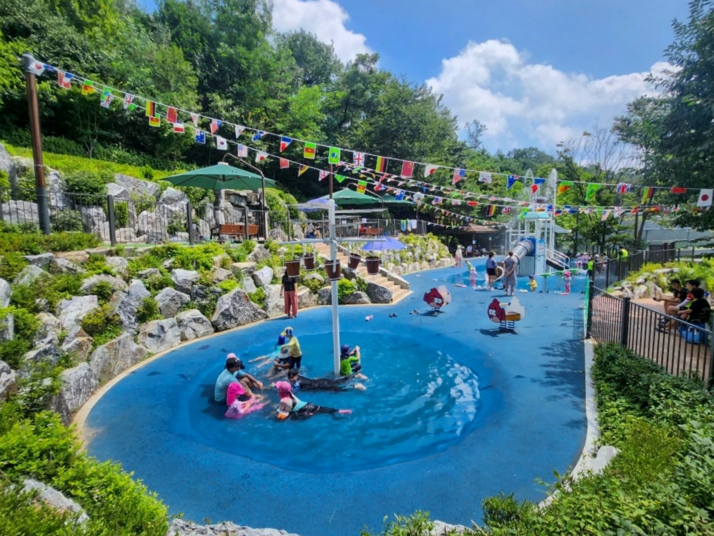 子どもから高齢者まで、水遊びを楽しみながら暑さをしのげる顕忠近隣公園の水遊び場＝ソウル市