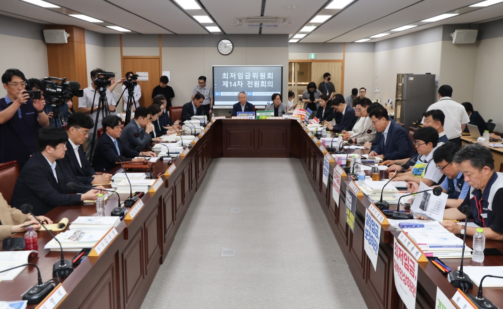 最低賃金委員会第１４回全体会議の様子＝４日、世宗、聯合ニュース