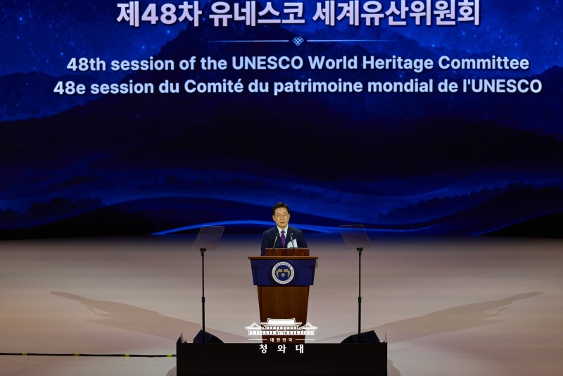 第４８回ユネスコ世界遺産委員会の開会式で祝辞を述べる李在明大統領＝１９日、釜山、大韓民国 青瓦台