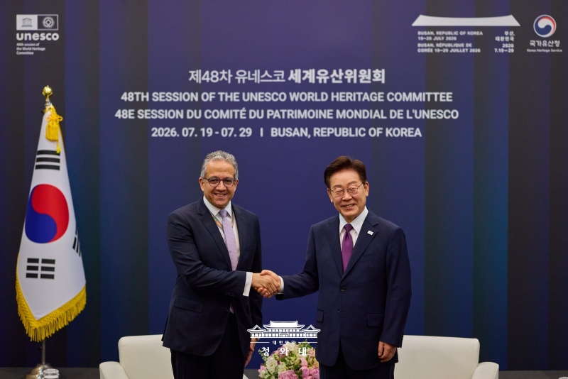 委員会の開会式を前に、エルアナーニー事務局長と握手する李大統領＝１９日、釜山、大韓民国 青瓦台