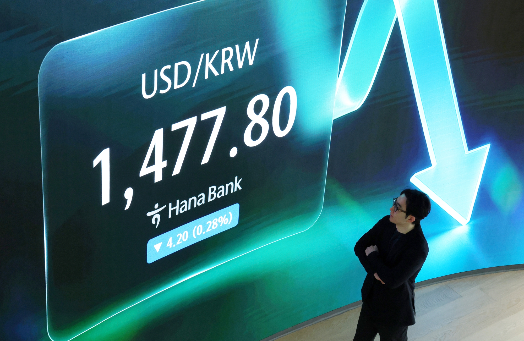 ハナ銀行本店ディーリングルームでウォン・ドル相場をモニターする様子＝１７日、ソウル