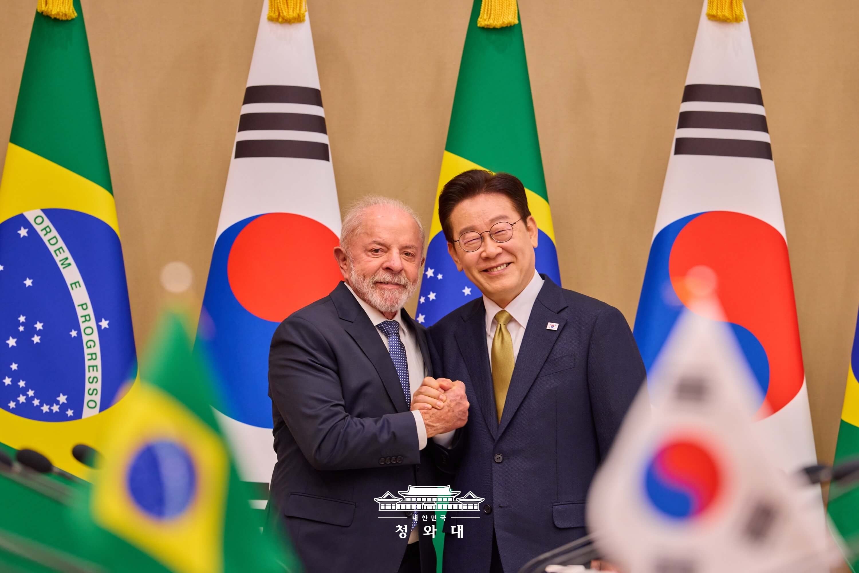 韓国・ブラジル首脳会談でブラジルのルイス・イナシオ・ルーラ・ダ・シルバ大統領と握手する李大統領（右）の様子＝２月２３日、ソウル、大韓民国 青瓦台