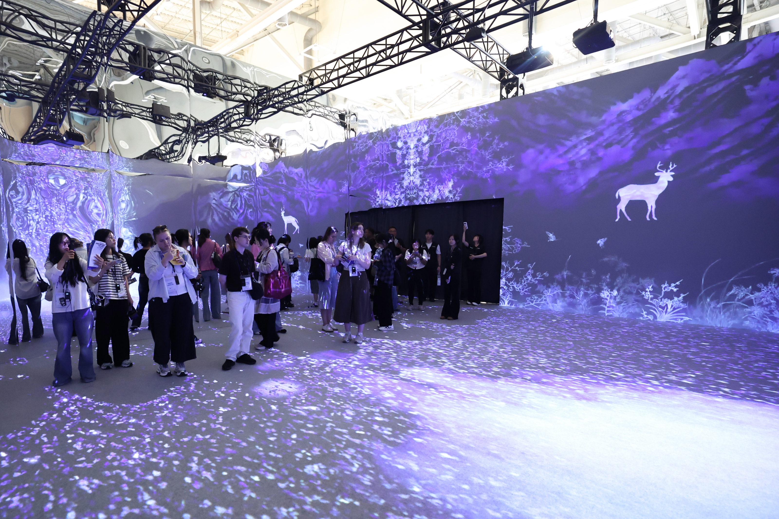 「Ｋ―ヘリテージ広報館」で、自然の風景を表現したメディアアートを楽しむ観覧客＝２３日、釜山