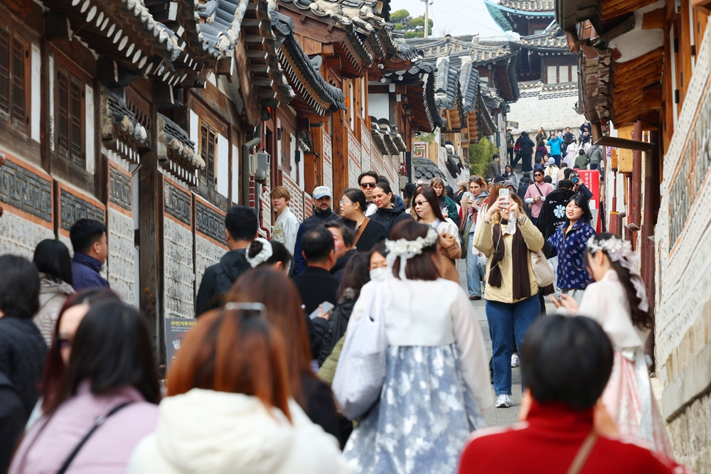 写真は、観光客でにぎわう北村韓屋村=コリアネットＤＢ