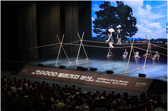ＢＥＸＣＯオーディトリアムで特別公演「Ｇｏｏｄ　ｔｏ　ＧＯ　ｉｎ　Ｂｕｓａｎ」が行われた＝２６日、釜山
