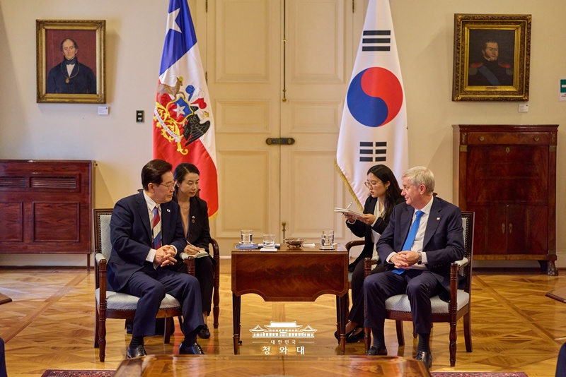 少人数会談を行う李在明大統領（左）とチリのホセ・アントニオ・カスト大統領＝３０日（現地時間）、チリ、大韓民国 青瓦台