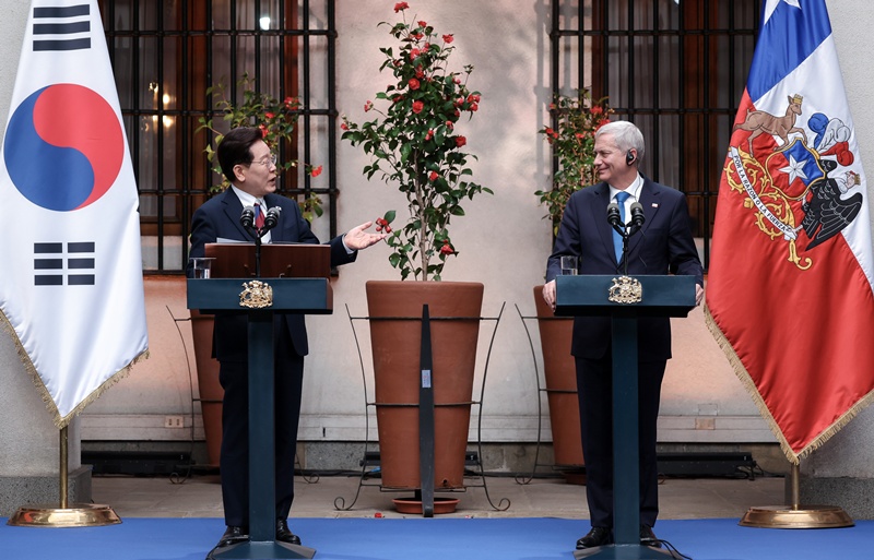 カスト大統領との共同記者発表で発言する李大統領（左）＝３０日（現地時間）、チリ、聯合ニュース