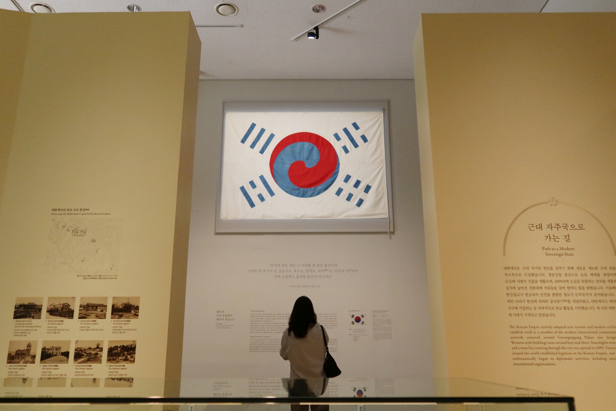 リニューアルした国立中央博物館の大韓帝国室で公開された「デニー太極旗」。韓国に現存する太極旗の中で最も大きく、最も古いものとされる＝シャルル・オデゥアン