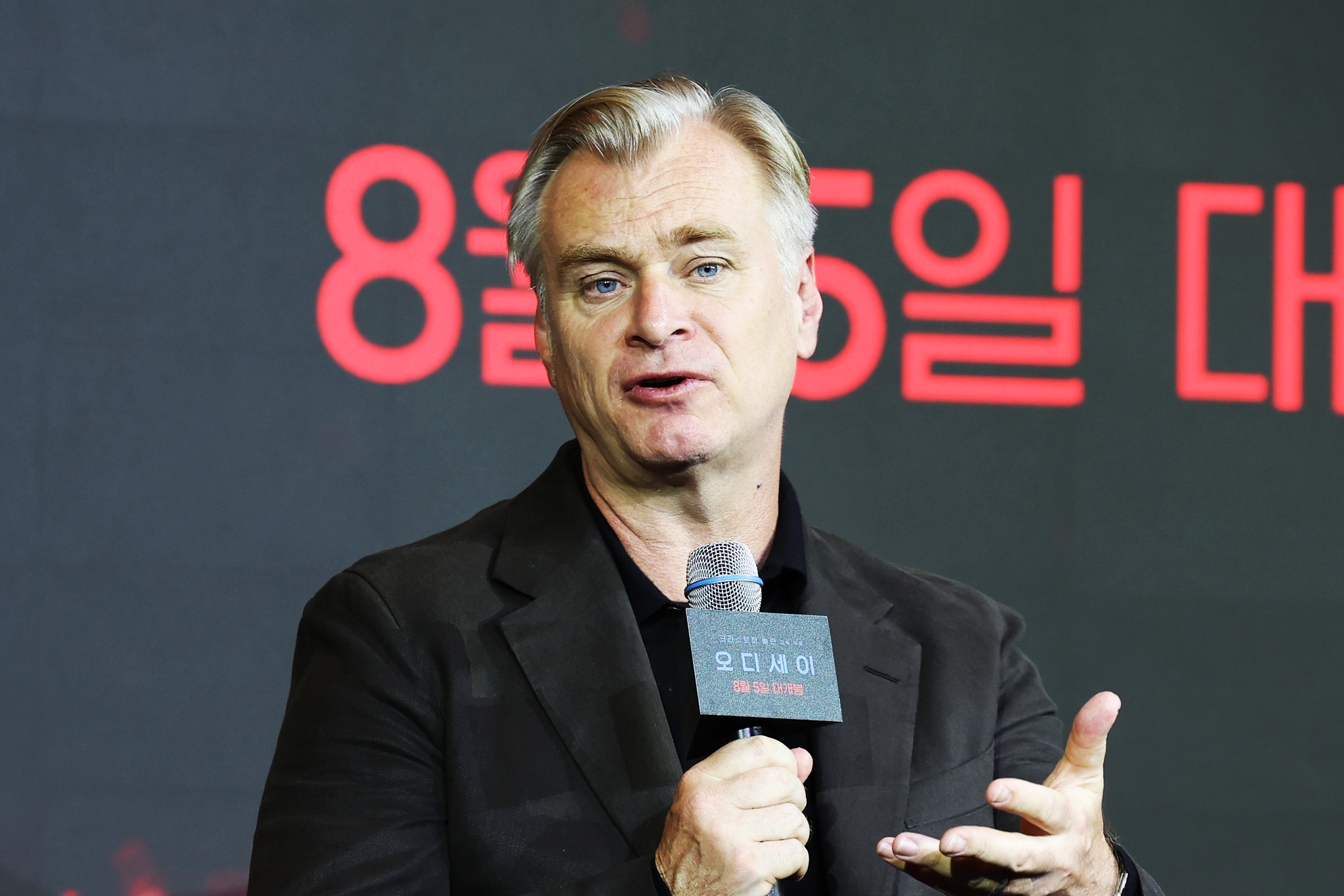 初来韓したクリストファー・ノーラン監督が、記者懇談会で韓国メディアの質問に答える様子＝３日、ソウル、パク・デジン