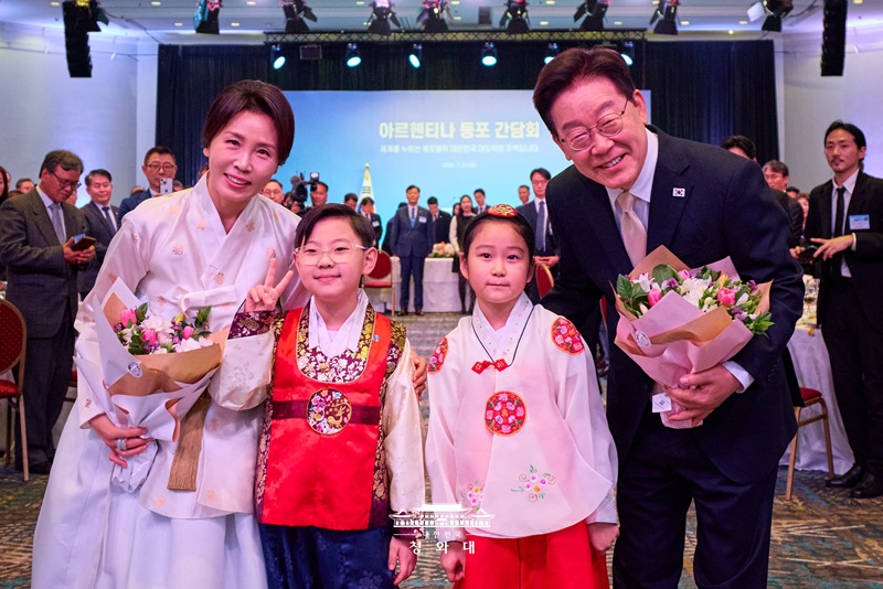 李大統領とキム夫人が先月３１日（現地時間）、ブエノスアイレスで開かれた在外同胞との懇談会で、花束を手渡した子どもたちと記念撮影をしている。李大統領夫妻は会場に入場する際、同胞一人ひとりと挨拶を交わした。
