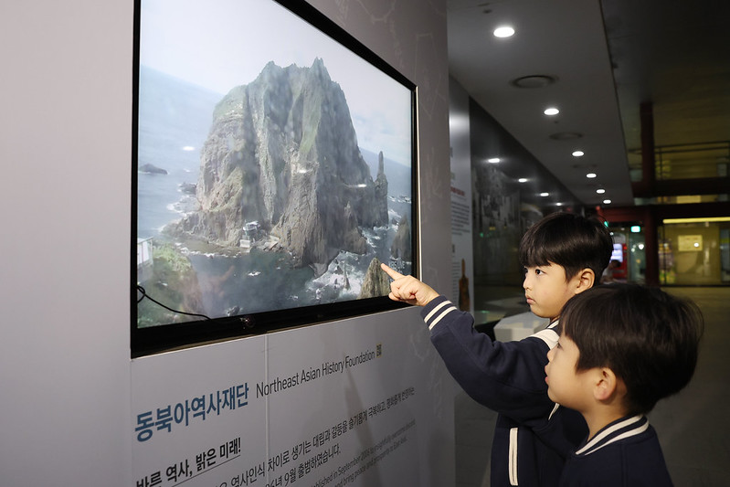  独島常設展示館で、独島のリアルタイム映像を見る子どもたち＝２０２５年１０月２４日、ソウル、コリアネットＤＢ