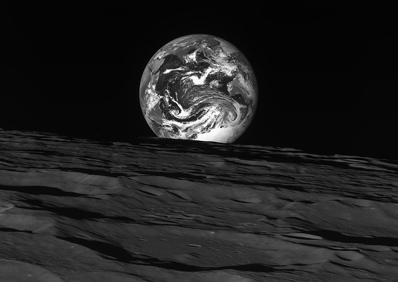 写真は、韓国初の月探査機「タヌリ」が撮影した月面と地球＝韓国航空宇宙研究院提供