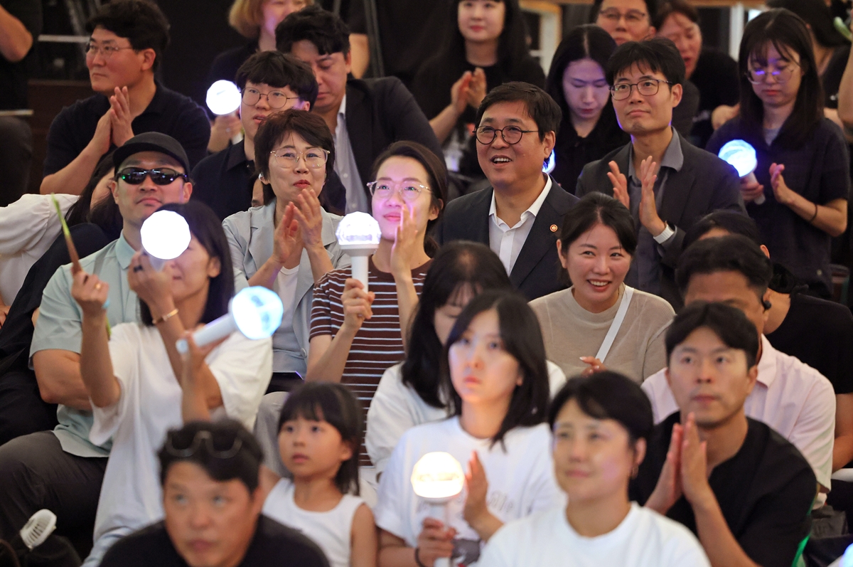 「２０２６夢の芸術団合同キャンプー夢のフェスティバル」を観覧するチェ長官の様子＝６日、平昌、ホ・マンジン