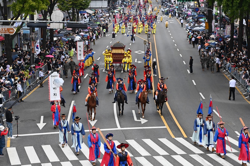 水原華城文化祭の代表プログラム「正祖大王陵行幸」の様子＝水原華城文化祭