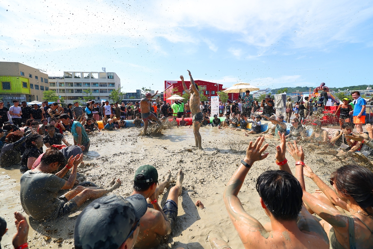 昨年７月２５日から８月１０日まで、忠清南道・保寧市の大川海水浴場とマッドエキスポ広場一帯で開催された「保寧マッドフェスティバル」の様子＝コリアネットＤＢ