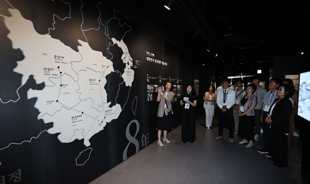 国家報勲部の招待を受け、韓国を訪問した海外在住の独立有功者の子孫らが、国立大韓民国臨時政府記念館を見学する様子＝１１日、ソウル、聯合ニュース