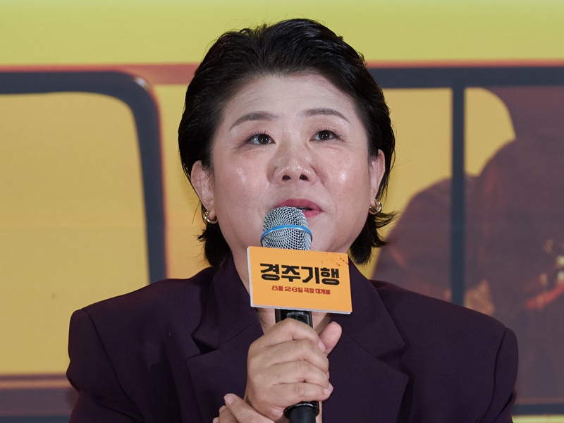 映画『慶州紀行』の記者懇談会で、俳優のイ・ジョンウンが報道陣の質問に答える様子＝１３日、ソウル