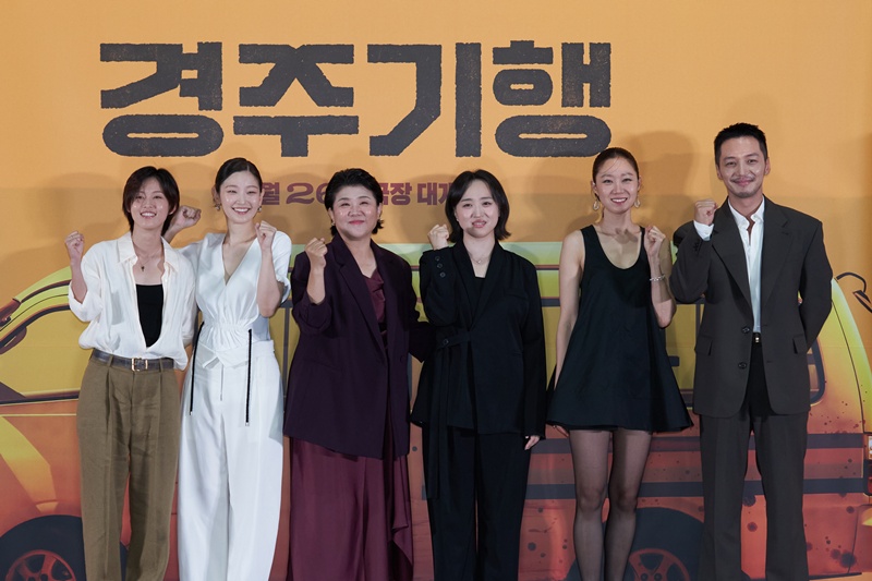 映画『慶州紀行』の記者懇談会で、（左から）俳優のイ・ヨン、パク・ソダム、イ・ジョンウン、キム監督、コン・ヒョジン、ピョン・ヨハンが報道陣に向けてポーズを取る様子＝１３日、ソウル