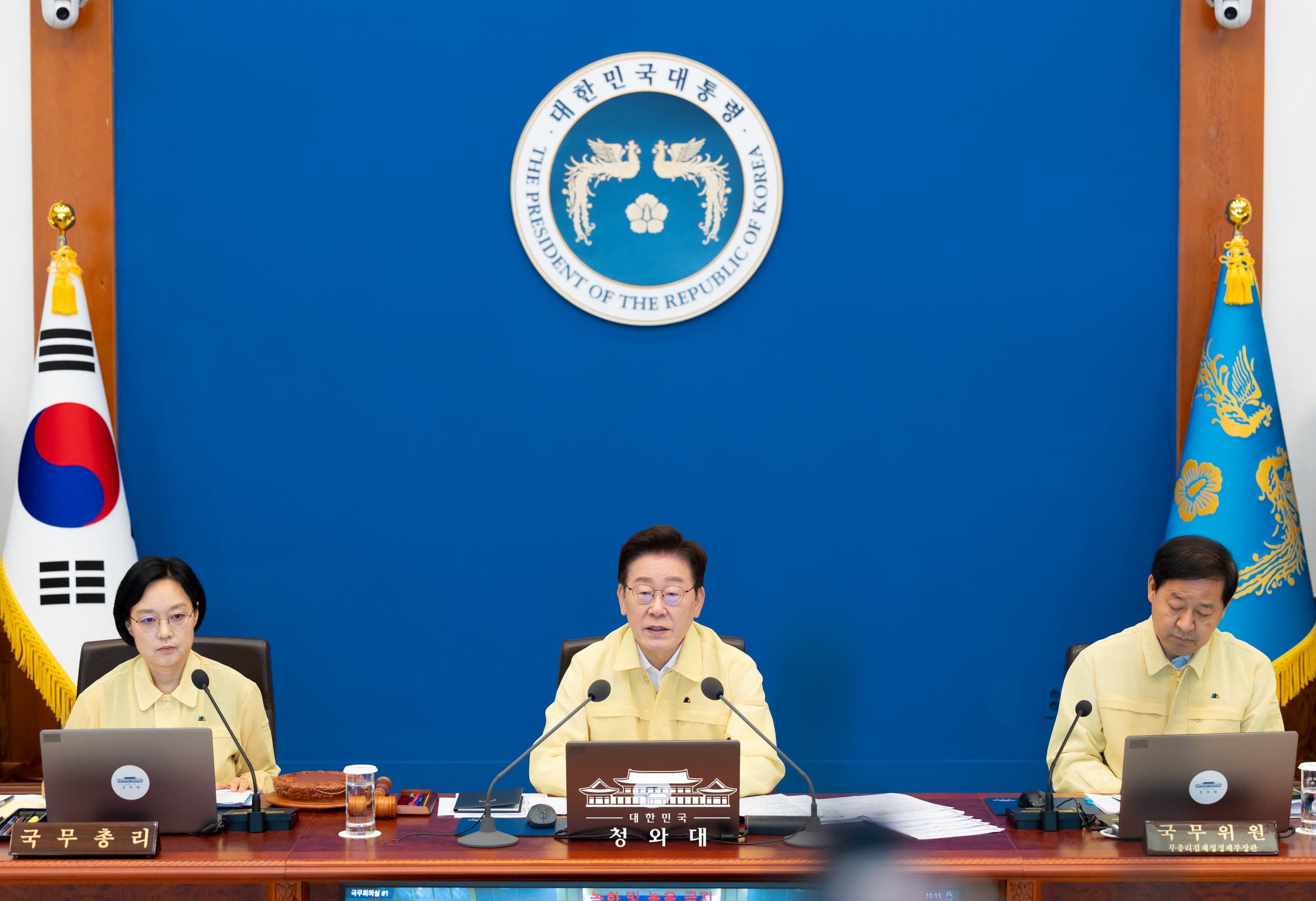 （中央）第３６回閣議で発言する李大統領＝１８日、ソウル、韓国大統領室