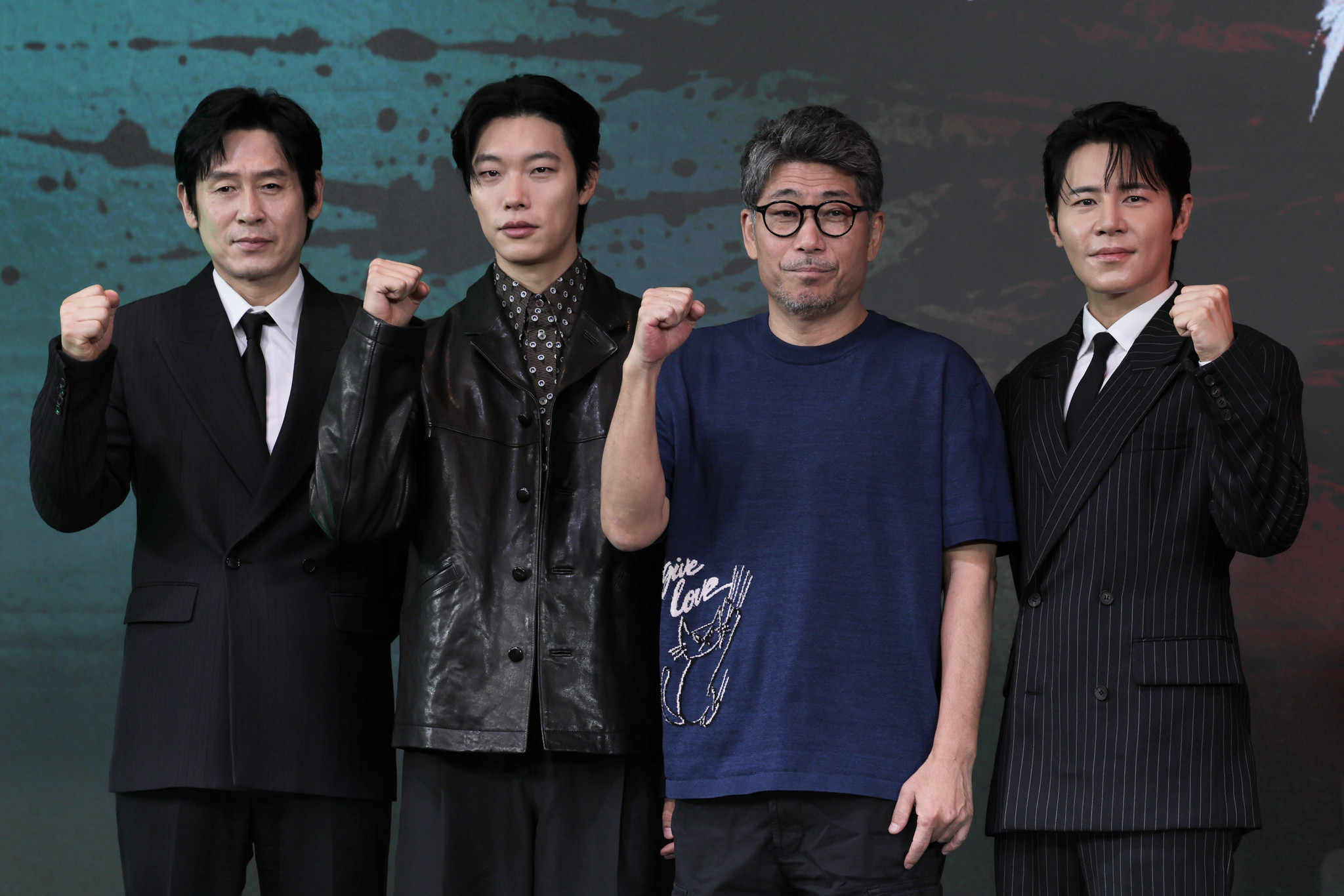 Ｎｅｔｆｌｉｘシリーズ『なりすましの鼠』　の制作発表会。（左から）俳優のソル・ギョング、リュ・ジュンヨル、キム・ホンソン監督、イ・ギュヒョン＝２０日、ソウル、パク・デジン