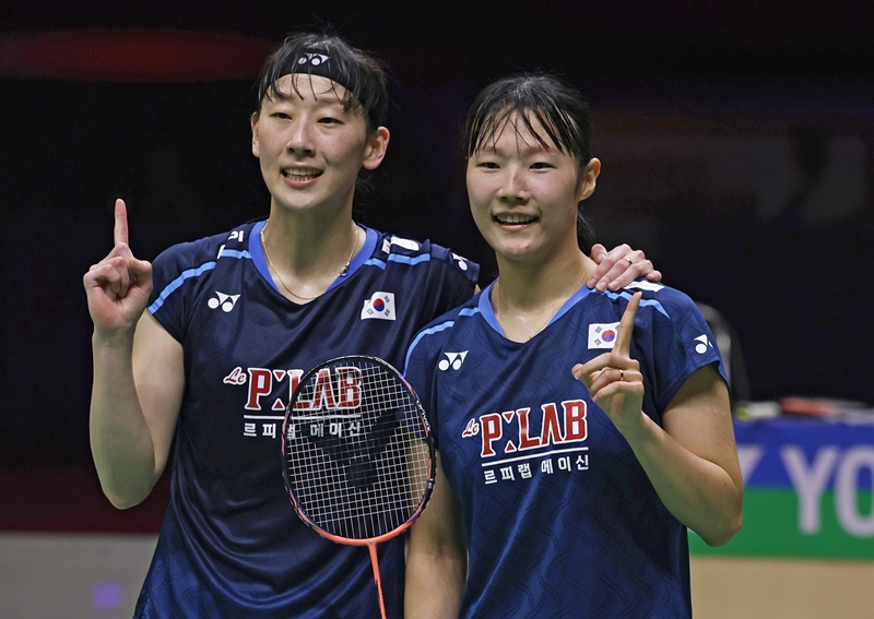 ２０２６ＢＭＦ世界選手権大会の女子ダブルスで優勝し、喜びを表すイ・ソヒ、ペク・ハナ（右）のペア＝２３日、ニューデリー