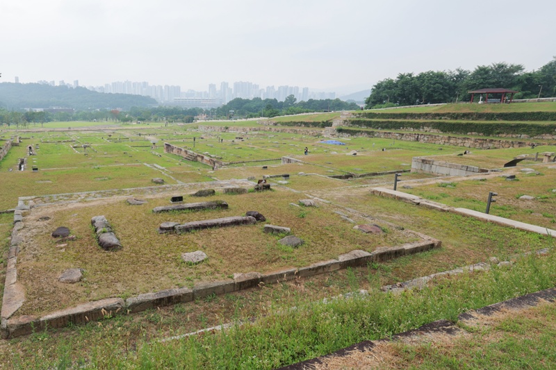 檜岩寺址の全景。僧塔や記念物を含む「文化遺産保護区域」の面積は、３２万３１１７平方メートルに及ぶ＝楊州市