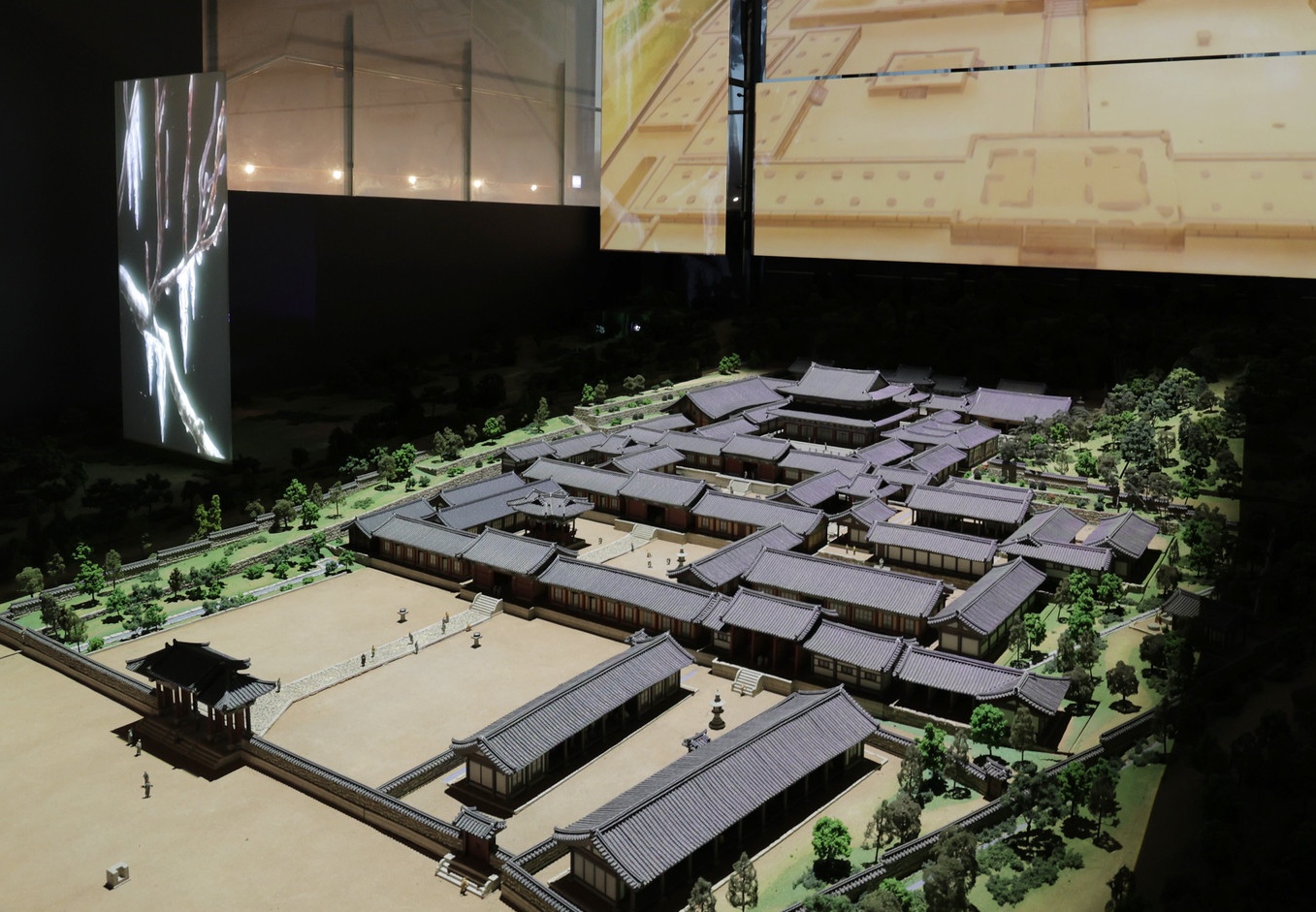 「楊州市立檜岩寺址博物館」に展示されている檜岩寺の復元模型＝楊州市