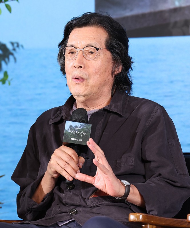 制作発表会で記者の質問に答えるイ監督＝８月２５日、ソウル、パク・デジン