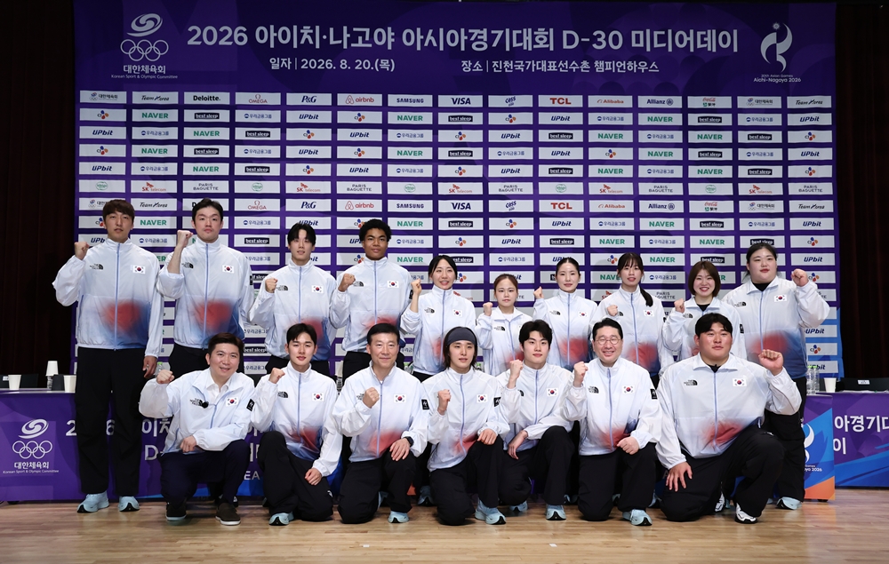 国家代表選手村で開かれた「愛知・名古屋２０２６アジア競技大会Ｄ－３０メディアデー」で、選手と関係者らが記念撮影を行う様子＝２０日、鎮川郡、聯合ニュース