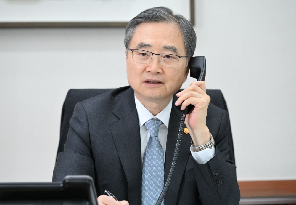 チョ・ヒョン外交部長官は、ネパールのシシル・カナル外相と電話会談を行い、同国の洪水被害について協議した＝２７日、外交部