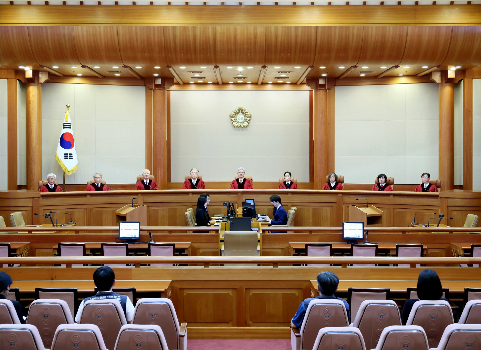憲法裁判所は、「外国人の子どもの出生登録に関する立法不作為事件」を違憲と判断した。写真は、憲法裁判所の大審判廷の様子＝２７日、ソウル、憲法裁判所