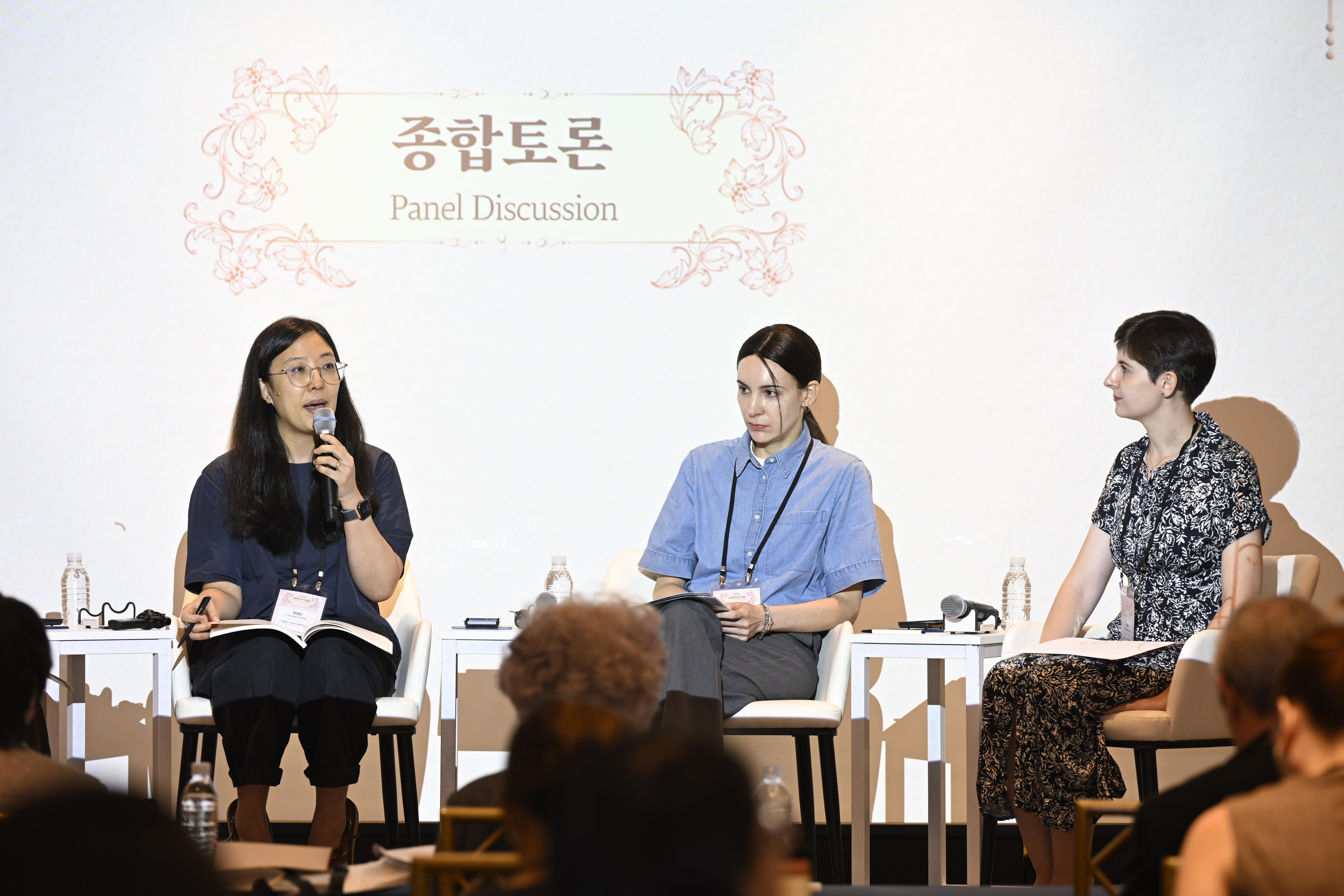 登壇者らが「韓国文学翻訳の美学的地平」セッションで総合討論を行う様子。（左から）朝鮮大学文芸創作学科助教授のヤン・ギョンオン文学評論家、スペイン・マドリード自治大学東アジア学科のクリスティーナ・バオン・アルナイス助教授、西江大学仏語仏文学科のチョン・イレン講師＝８月２８日、ソウル、韓国文学翻訳院