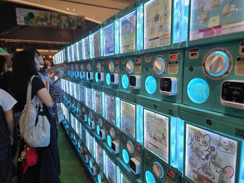龍山アイパークモールで開催されたポップアップストア「民音社×今日のかわいさ：文章の向こう側の世界」で体験コーナーを見て回る観覧客の様子＝８月２３日、ソウル、イ・ジイェ