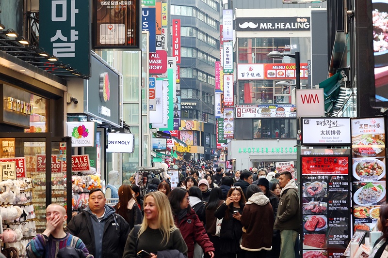 明洞を訪れた外国人観光客＝ソウル、コリアネットＤＢ
