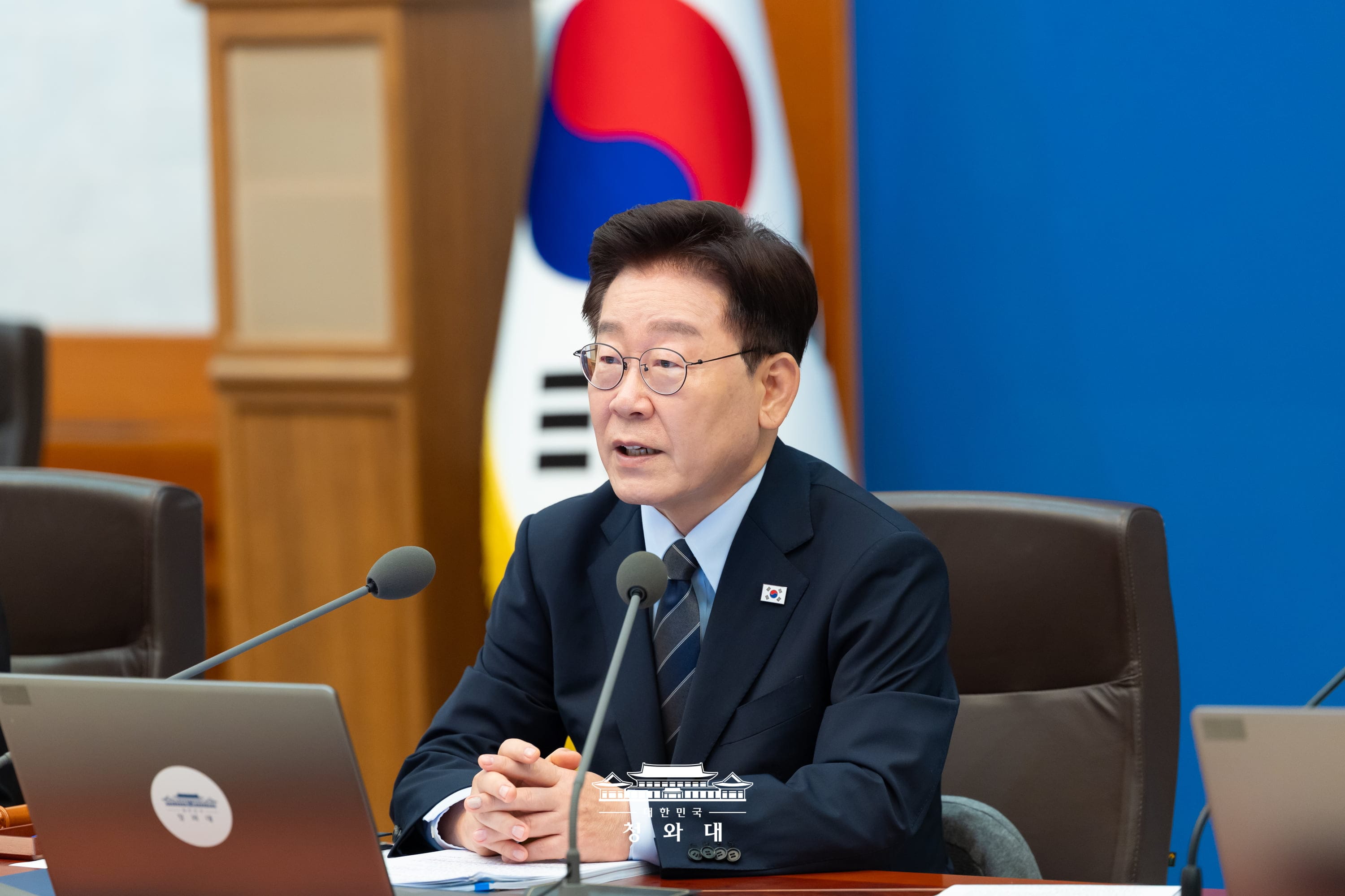 「第３８回閣議」で発言する李大統領＝１日、ソウル、韓国大統領府