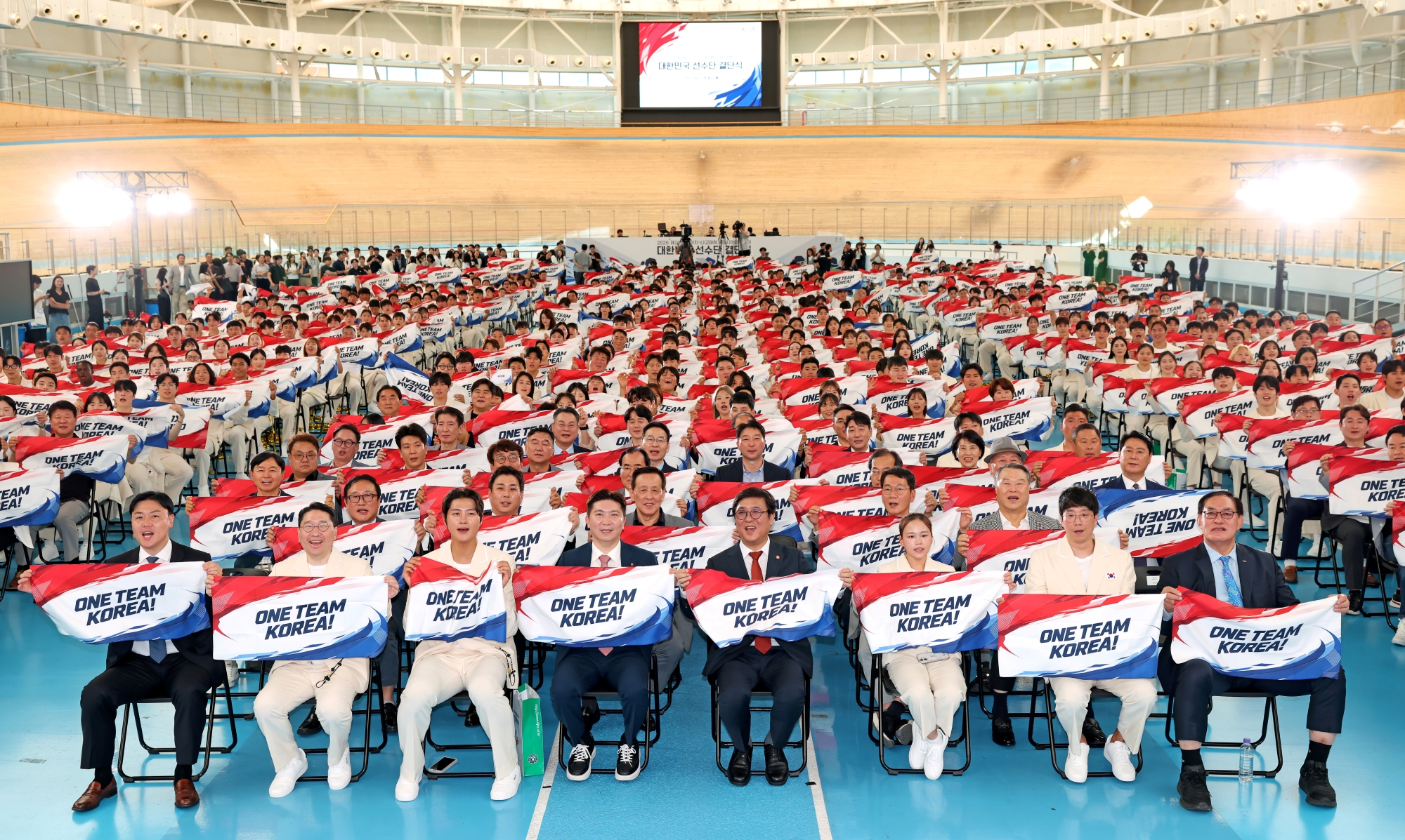 選手村で開かれた「アジア競技大会」の韓国選手団結団式で、選手団の健闘を願い、「ファイト」と声を上げている＝３日、忠清北道・鎮川、文化体育観光部ホ・マンジン