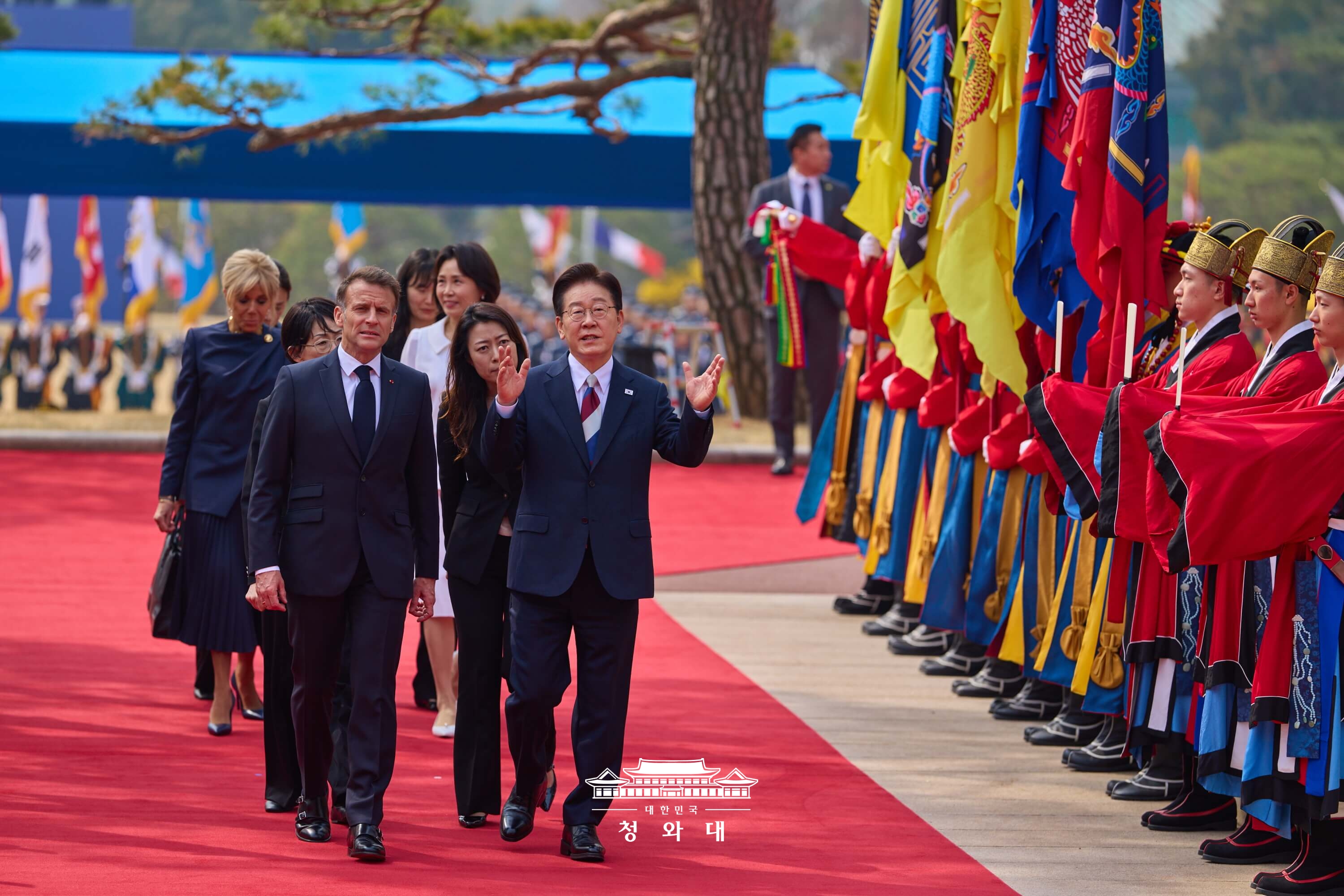 写真は、青瓦台で行われた国賓訪韓の公式歓迎式で会話を交わす李在明大統領（右）とフランスのエマニュエル・マクロン大統領＝４月３日、ソウル、大韓民国 青瓦台