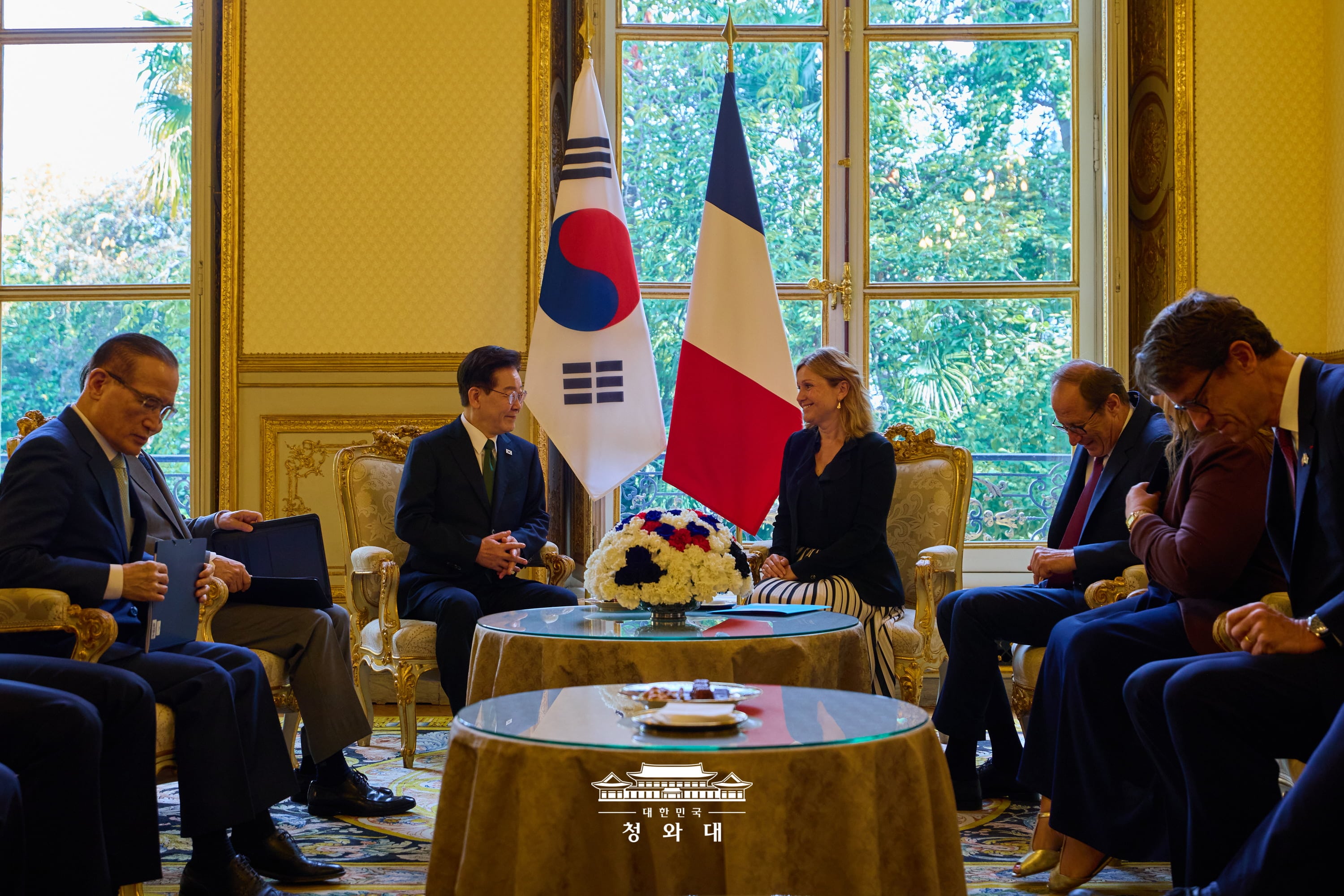 ヤエル・ブロン＝ピヴェ下院議長と会談する李大統領＝９日（現地時間）、フランス