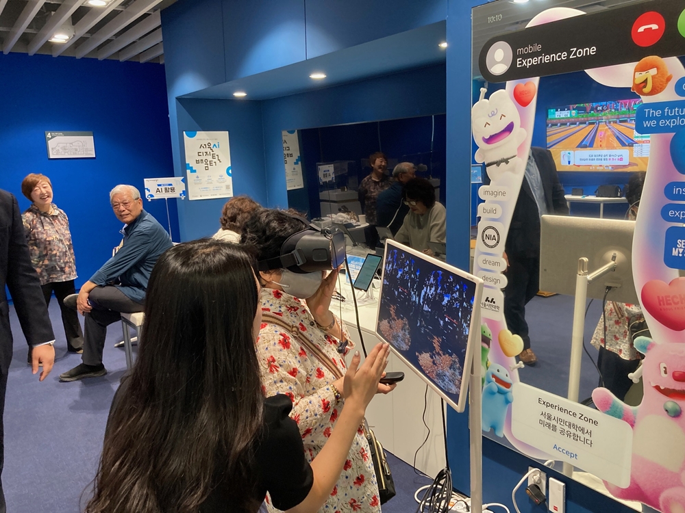 ＶＲ機器を体験するＡＩデジタル学び場の利用者の様子＝１０日、ソウル