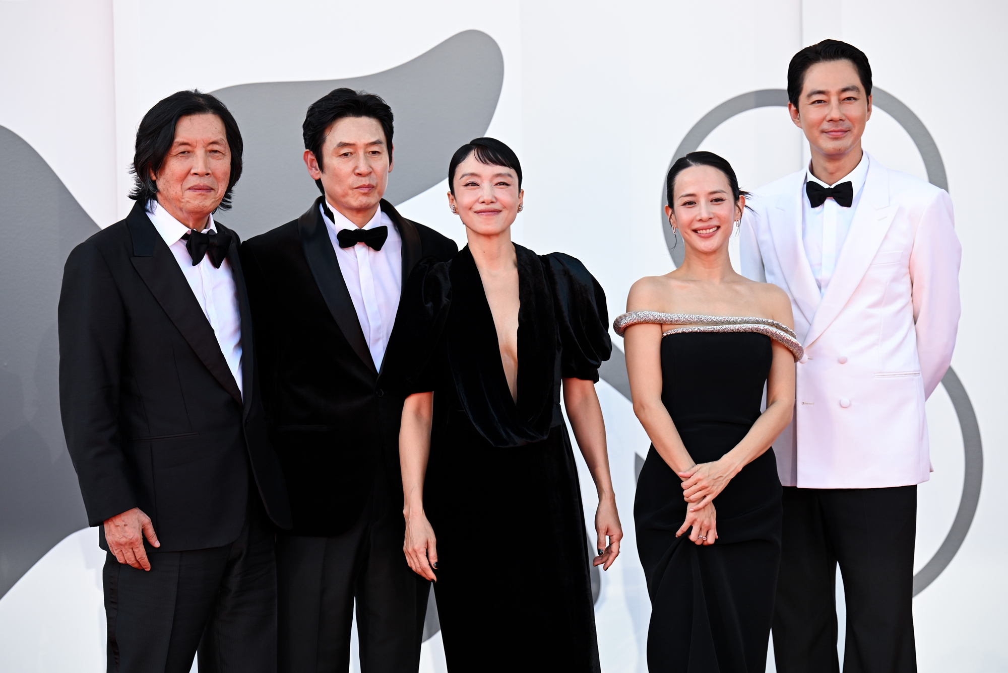 （左から）イ・チャンドン監督、ソル・ギョング、チョン・ドヨン、チョ・ヨジョン、チョ・インソン＝６日（現地時間）、イタリア・ベネチア、ネットフリックス