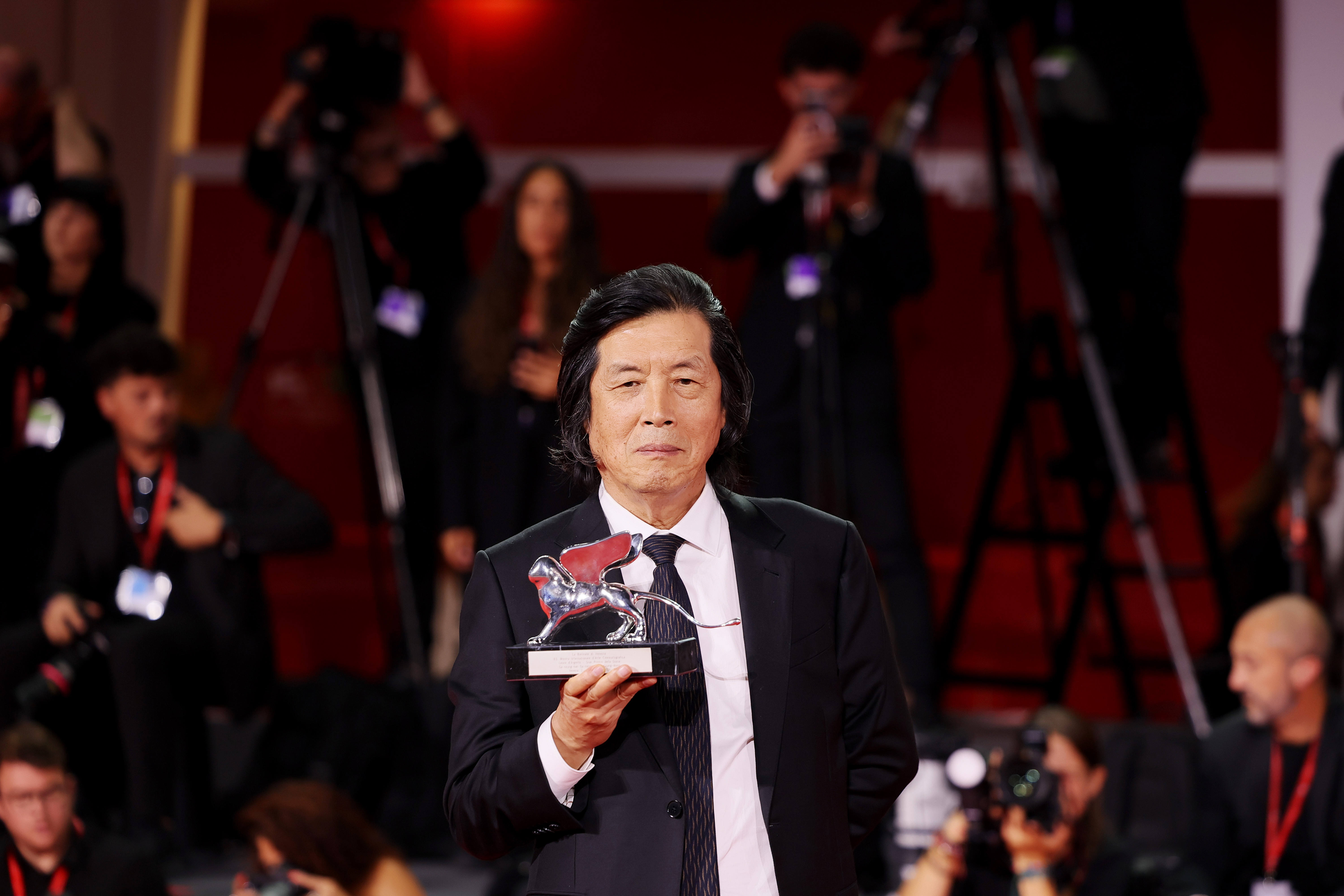 映画『可能な愛』で第８３回ベネチア国際映画祭の審査員大賞を受賞したイ・チャンドン監督＝１２日（現地時間）、イタリア・ベネチア、ゲッティイメージズ