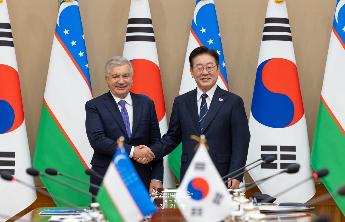 ミルジヨエフ大統領と握手する李大統領＝１４日、ソウル、大韓民国青瓦台