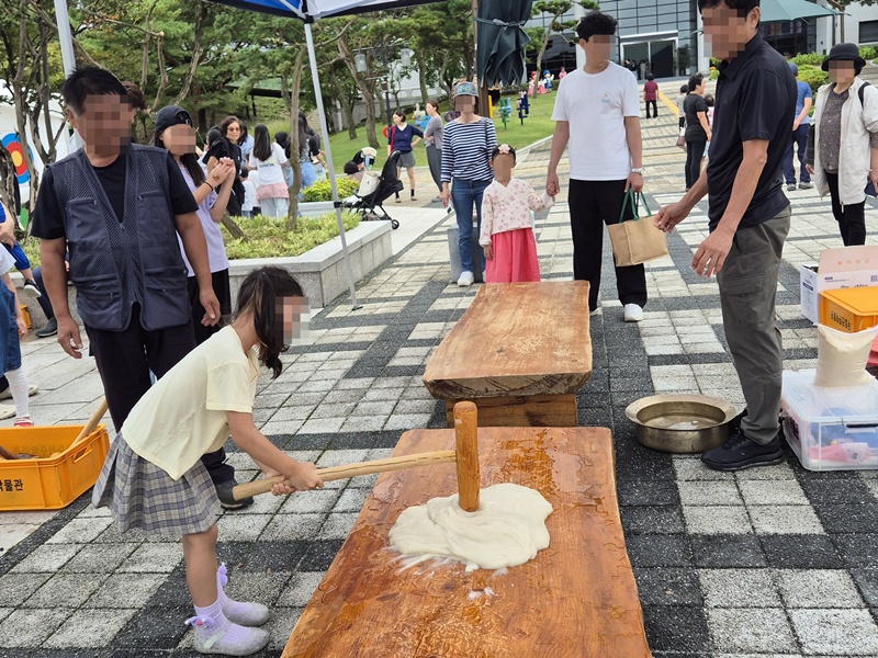 国立全州博物館で開かれた餅つき体験＝２０２５年１０月、全州、国立全州博物館