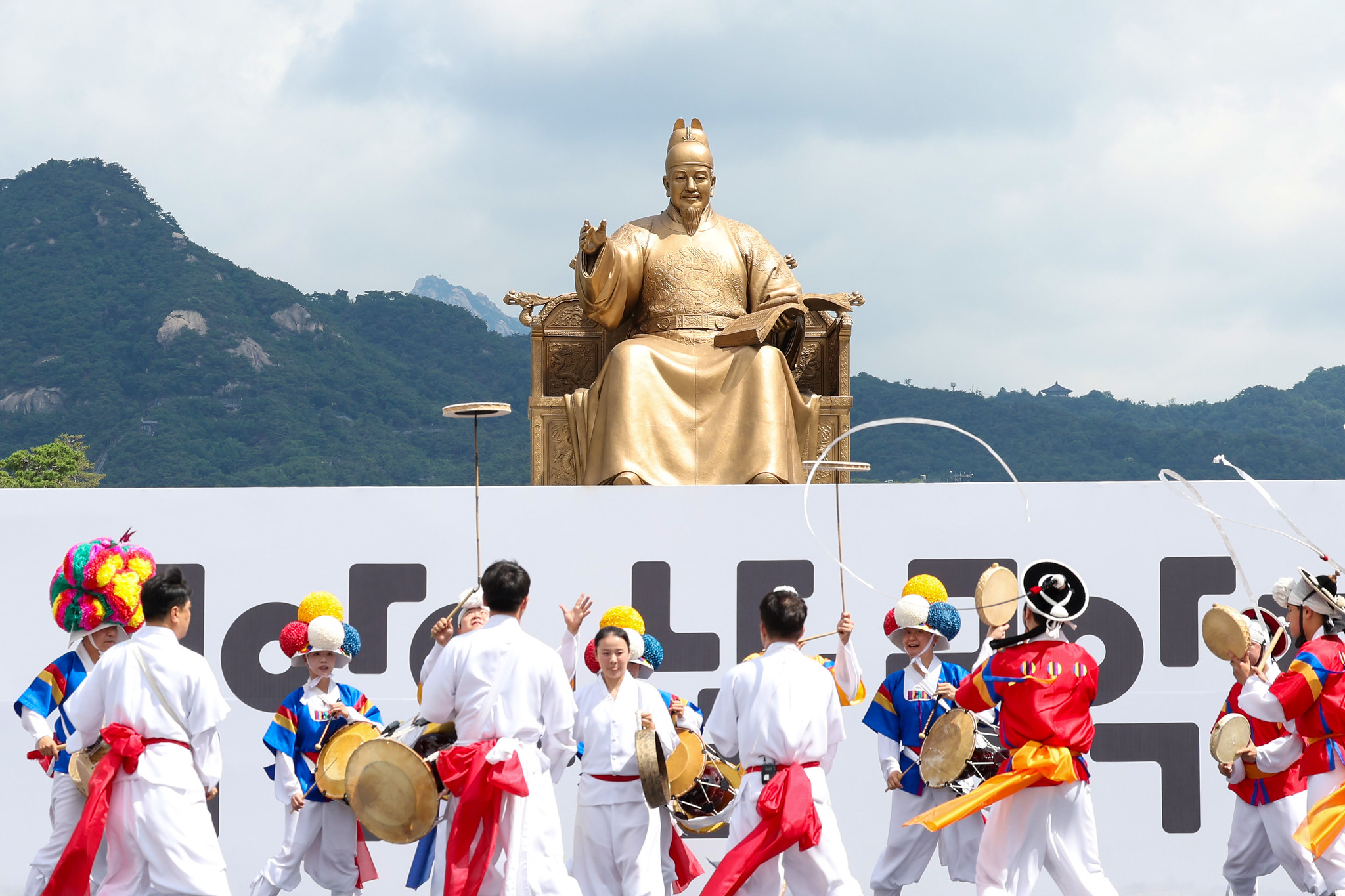 光化門広場で開かれた「アリラン大祝祭」で伝統公演が行われる様子＝６月５日、ソウル、コリアネットＤＢ