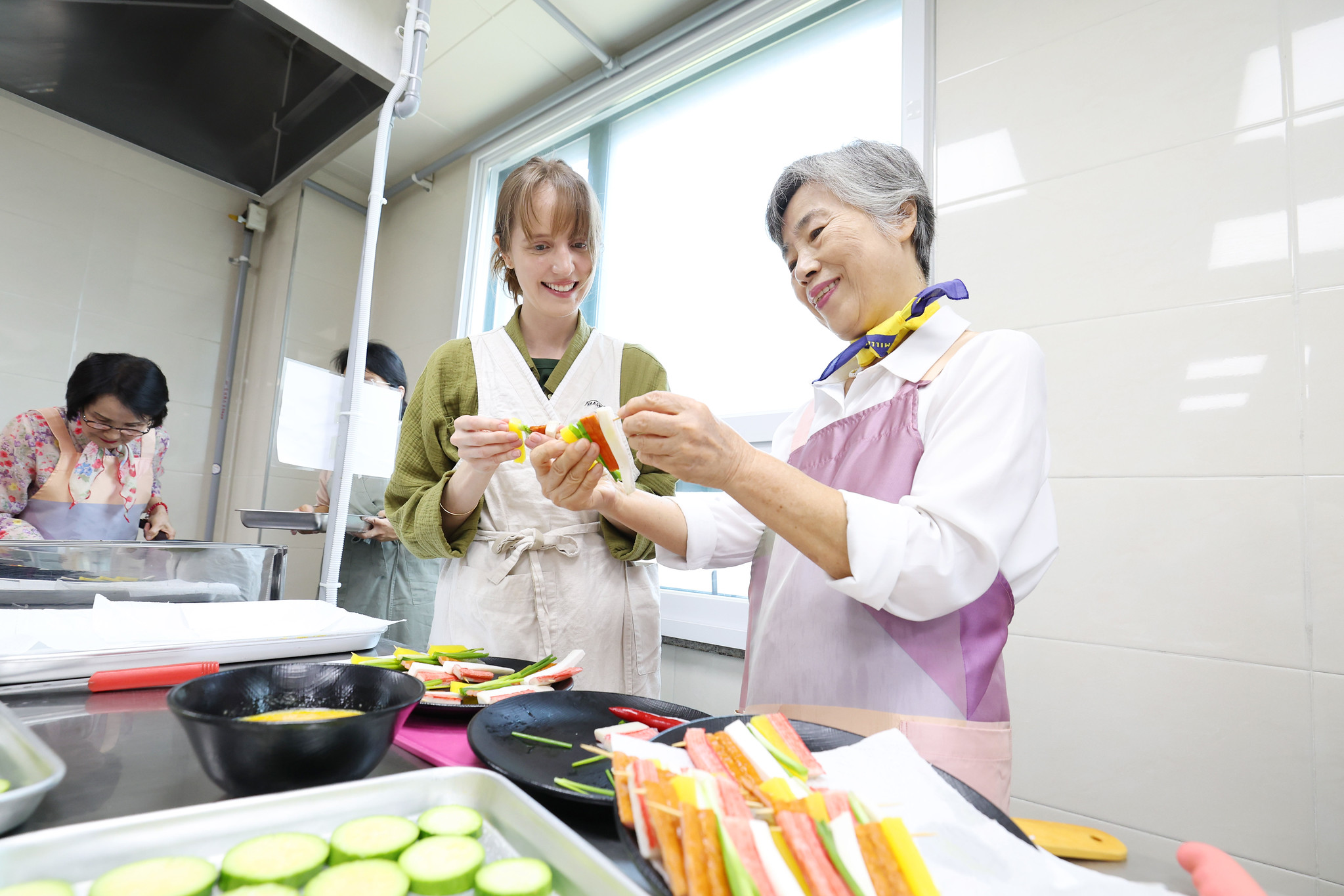 龍山老人福祉館で開かれた「グローバル・カルチャー・トリップ：秋夕料理教室」で、外国人住民と地域の高齢者が韓国の名節料理を作る様子＝２０２５年９月３０日、ソウル、コリアネットＤＢ