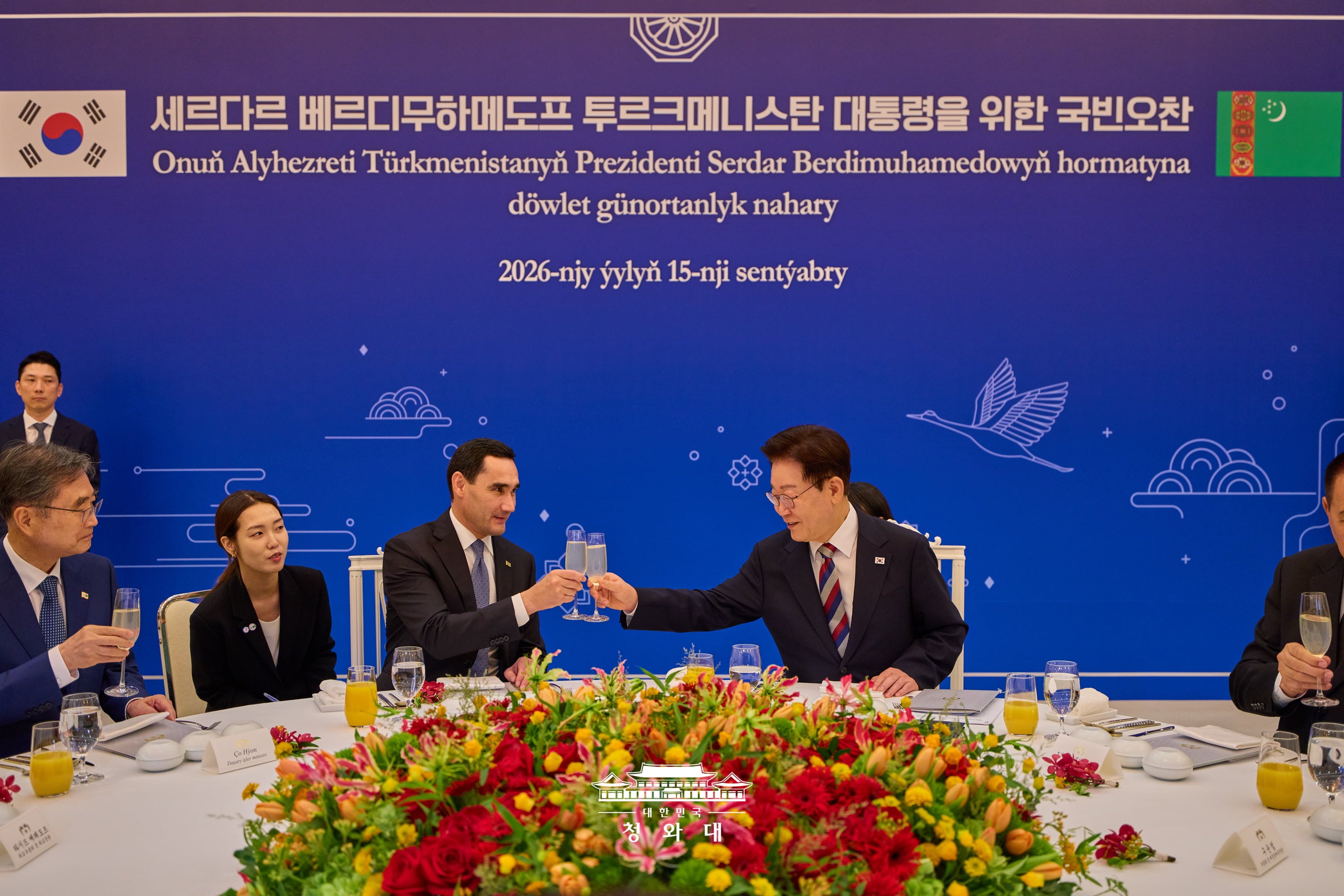 国賓訪問の歓迎昼食会で乾杯を交わす李在明大統領（右）とトルクメニスタンのセルダル・ベルディムハメドフ大統領＝１５日、ソウル