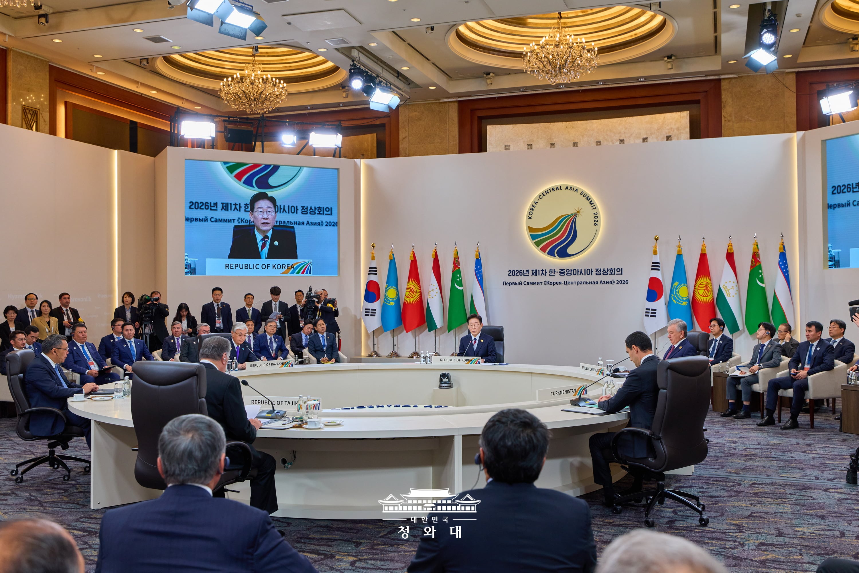 「第１回韓・中央アジア首脳会議」で、中央アジア５カ国の首脳らと会議を行う李在明大統領＝１６日、ソウル、大韓民国 青瓦台