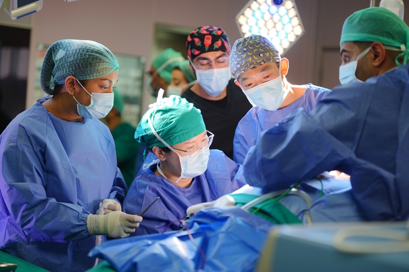 クウェートで甲状腺の再発患者に対する高度な手術技術を現地の医療関係者に伝授する医療スタッフ＝２０２５年、ソウル峨山病院